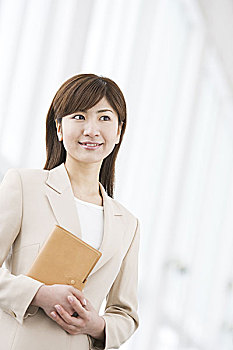 保姆服務(wù)的價(jià)格揭秘：一個(gè)保姆需要多少錢(qián)？
