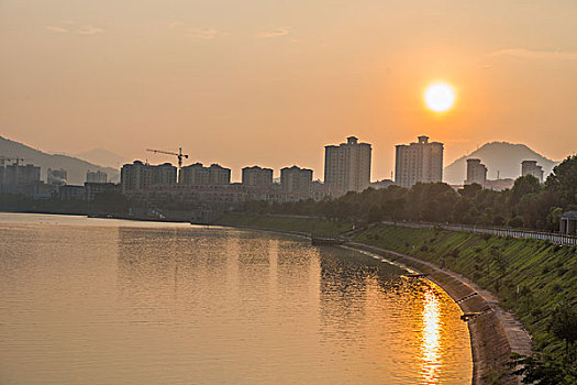 金牌月嫂一線城市多少錢？揭秘高端月嫂服務價格與市場現狀
