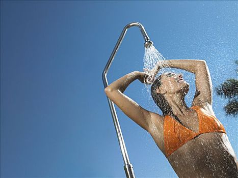 深圳家庭保姆工資多少？2025年最新薪資趨勢揭秘！