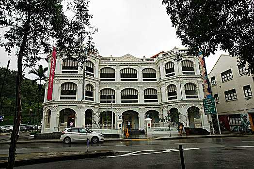 深圳保姆住家工資多少？揭秘深圳保姆行業薪資現狀及前景分析