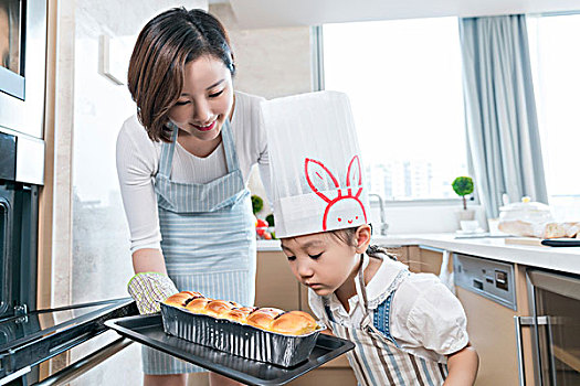 請(qǐng)護(hù)工白天一天多少錢(qián)？揭開(kāi)護(hù)工費(fèi)用的真實(shí)面紗