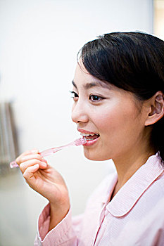 煮飯保姆多少錢一個月？了解雇傭家庭煮飯保姆的費用與選擇