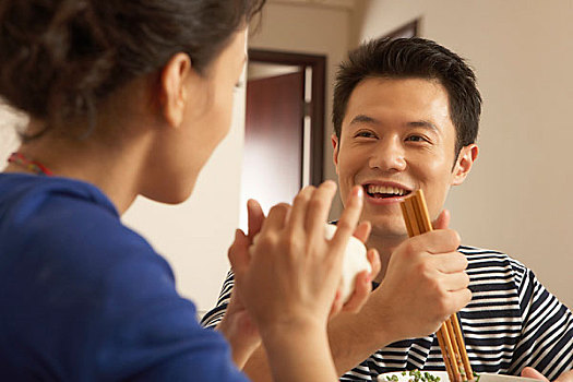 上海月嫂價(jià)格是多少錢？你需要了解的月嫂費(fèi)用與服務(wù)詳解
