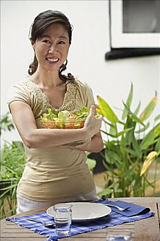 深圳育兒師要花多少錢？讓你了解育兒師費(fèi)用的真相！