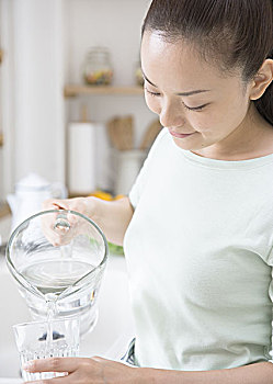 育兒嫂一月能拿多少錢？揭秘育兒嫂高薪背后的秘密