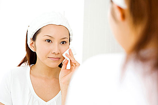 番禺帶bb的保姆多少錢？選擇專業(yè)保姆服務(wù)，打造寶寶健康成長(zhǎng)環(huán)境