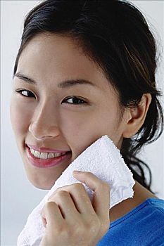 月嫂多少錢一個(gè)月？揭秘月嫂服務(wù)的真實(shí)費(fèi)用與價(jià)值