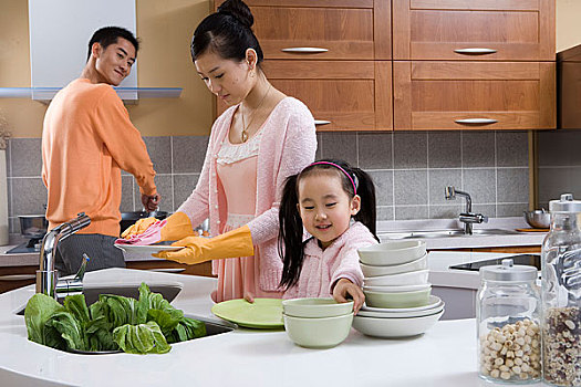請(qǐng)個(gè)保姆現(xiàn)在多少錢？揭開家庭服務(wù)市場(chǎng)的價(jià)格真相