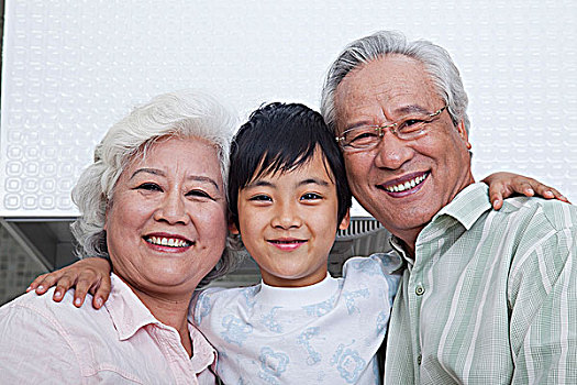 如何選擇合適的育嬰師？了解育嬰師的費(fèi)用與價(jià)值