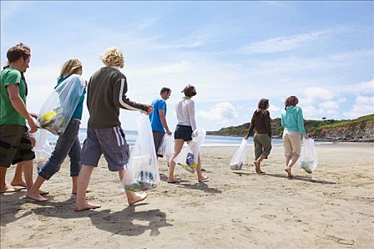上海市保姆月工資多少？揭秘上海保姆行業的薪資標準與趨勢