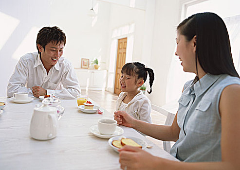 成都照顧老人保姆多少錢？給您全方位解析
