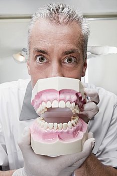廣州保姆的工資是多少？了解廣州保姆行業(yè)現(xiàn)狀與薪資趨勢