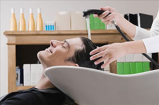 上海找保姆一個(gè)多少錢？全面解析，讓你省時(shí)省心！