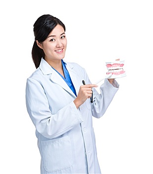 月嫂比育嬰師工資高多少？背后的行業潛力與價值