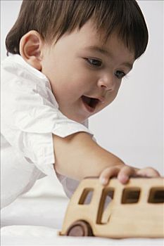 廈門保姆工資大揭秘：如何根據(jù)不同需求選擇合適的保姆？
