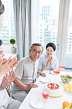 如何選擇合適的保姆？價格、年齡和選擇要點(diǎn)全解析