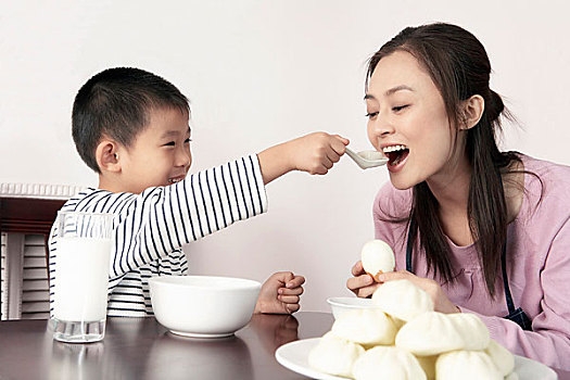 雇保姆多少錢？如何為家人選擇合適的保姆服務