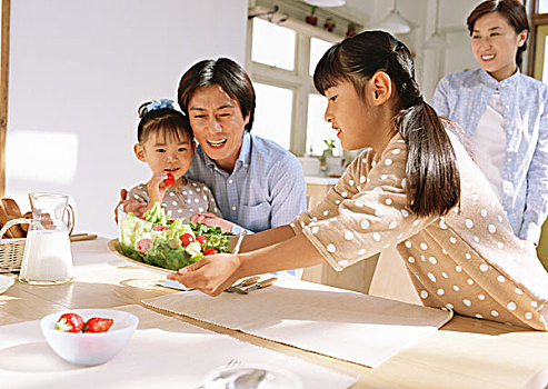 月嫂分給公司提成多少？揭秘月嫂行業(yè)背后的利潤(rùn)分配