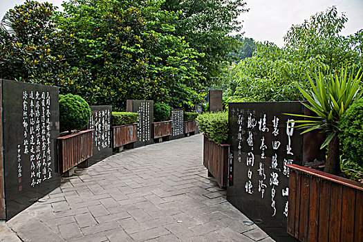 濟(jì)南家政服務(wù)市場分析：一小時多少錢？如何選擇合適的家政服務(wù)？