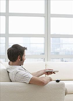 保姆漲工資，多少合適？讓我們來聊聊合理的薪酬調整標準