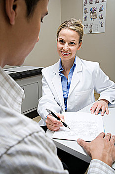 看孩子保姆多少錢一個月？幫你全面解析保姆服務(wù)費(fèi)用