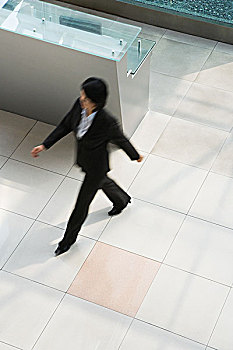 學月嫂多少錢？全面解析月嫂服務費用和選擇技巧