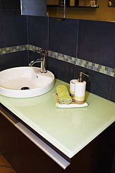 深圳保姆一小時多少錢？全面解析深圳家政行業的費用與服務