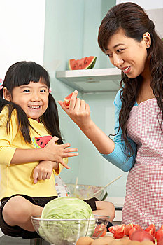 在欽州請(qǐng)一個(gè)保姆多少錢(qián)？幫您解答選擇合適保姆的所有問(wèn)題！