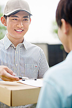 緬因貓四個月大一天吃多少？了解這一關(guān)鍵營養(yǎng)需求