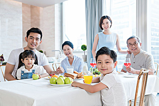 住家保姆要多少錢？如何選擇合適的保姆服務(wù)？