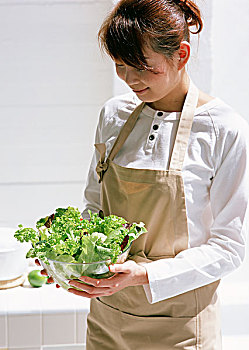上海金山保姆多少錢？讓我們?yōu)槟议_背后的秘密
