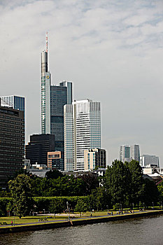 家政保潔每月工資多少錢？探秘行業薪資和發展前景