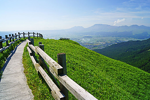 青島住家保姆多少錢？選擇專業(yè)保姆讓家庭生活更輕松