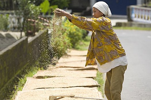 深圳做保姆工資多少？揭秘深圳保姆行業(yè)薪資現(xiàn)狀與發(fā)展前景