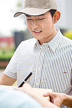 燒飯保姆一個月多少錢？揭開家庭服務背后的價值與選擇