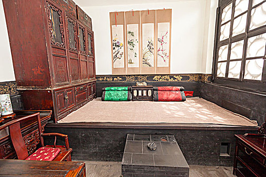 月嫂價(jià)多少錢(qián)？揭秘月嫂行業(yè)的真實(shí)價(jià)格與選擇技巧！