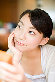 大連雇一個(gè)月嫂多少錢？選擇月嫂的價(jià)格與服務(wù)詳解