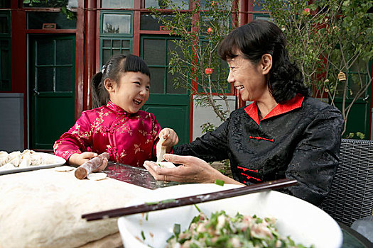 廣西住家保姆工資多少？深度揭秘，輕松找出最優選擇！