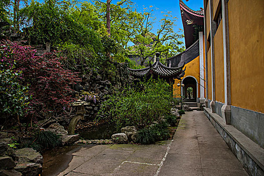 育嬰師一般多少薪水？揭秘行業(yè)薪資與發(fā)展前景