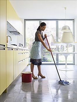 住家保姆多少錢一月？全方位解析費用與服務