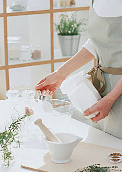 上海顧護(hù)工多少錢一天？了解上海顧護(hù)工服務(wù)及費(fèi)用，讓您選擇更安心！