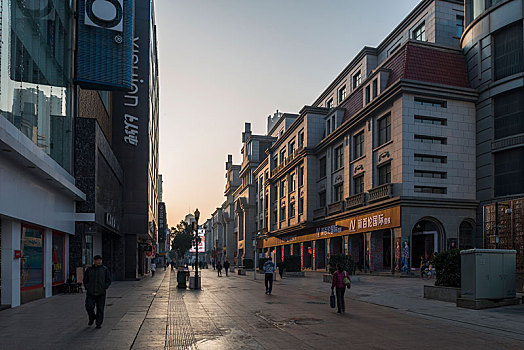 洗鞋店洗雙鞋多少錢？了解洗鞋店服務價格，讓你的鞋子煥然一新！