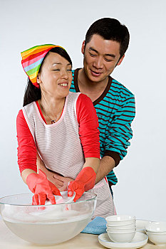 住家鐘點(diǎn)工多少錢(qián)一小時(shí)？如何選擇合適的家政服務(wù)