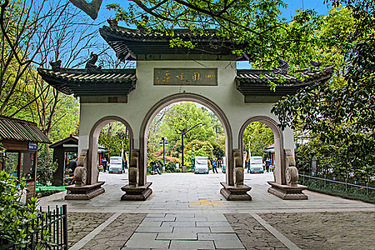 月嫂公司提成百分之多少？如何理解提成比例背后的行業秘密
