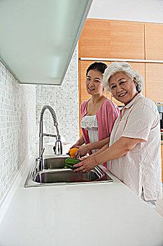 如何選擇合適的接孩子保姆？了解保姆價格與服務(wù)細節(jié)！